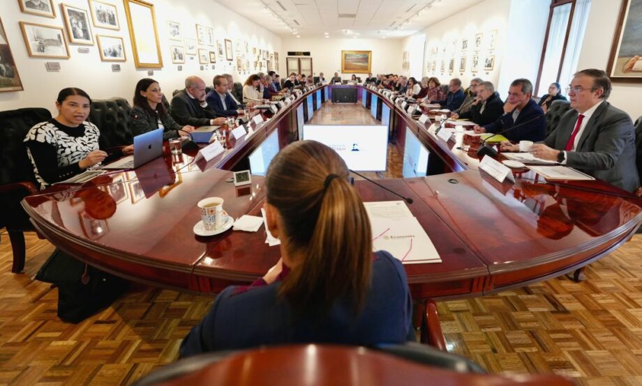 Sheinbaum y economistas conversan sobre fortaleza de México