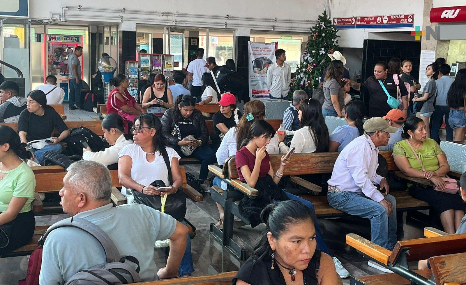 Gran afluencia de pasajeros en terminal de Martínez de la Torre