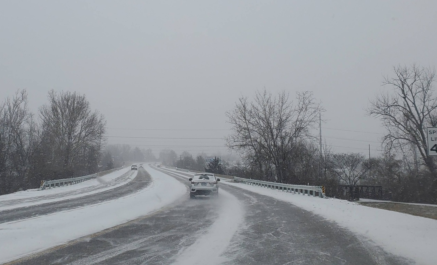 Tormenta invernal deja a miles sin luz en EUA