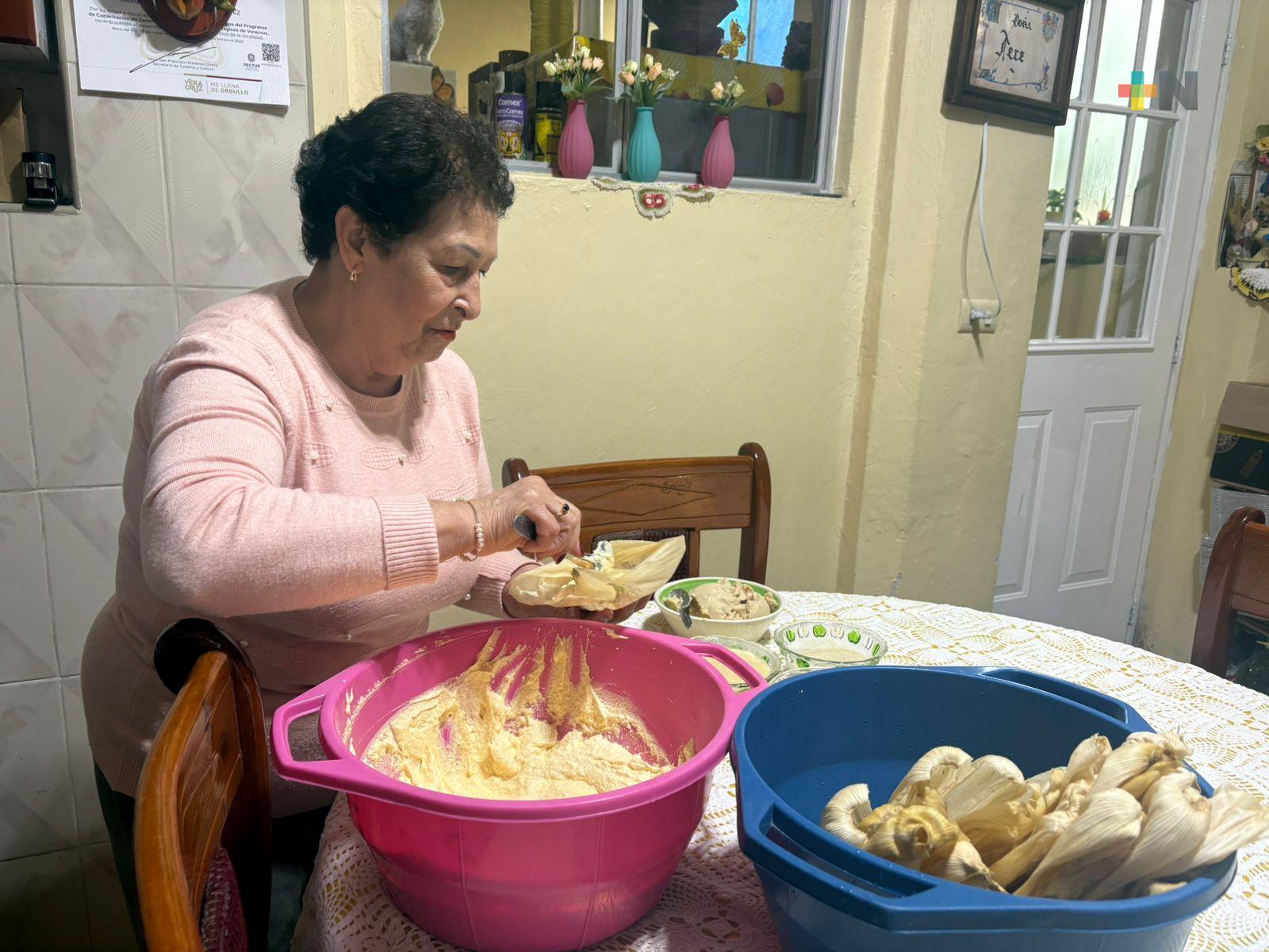Doña Tere prepara tamales canarios desde hace más de 20 años en Xico