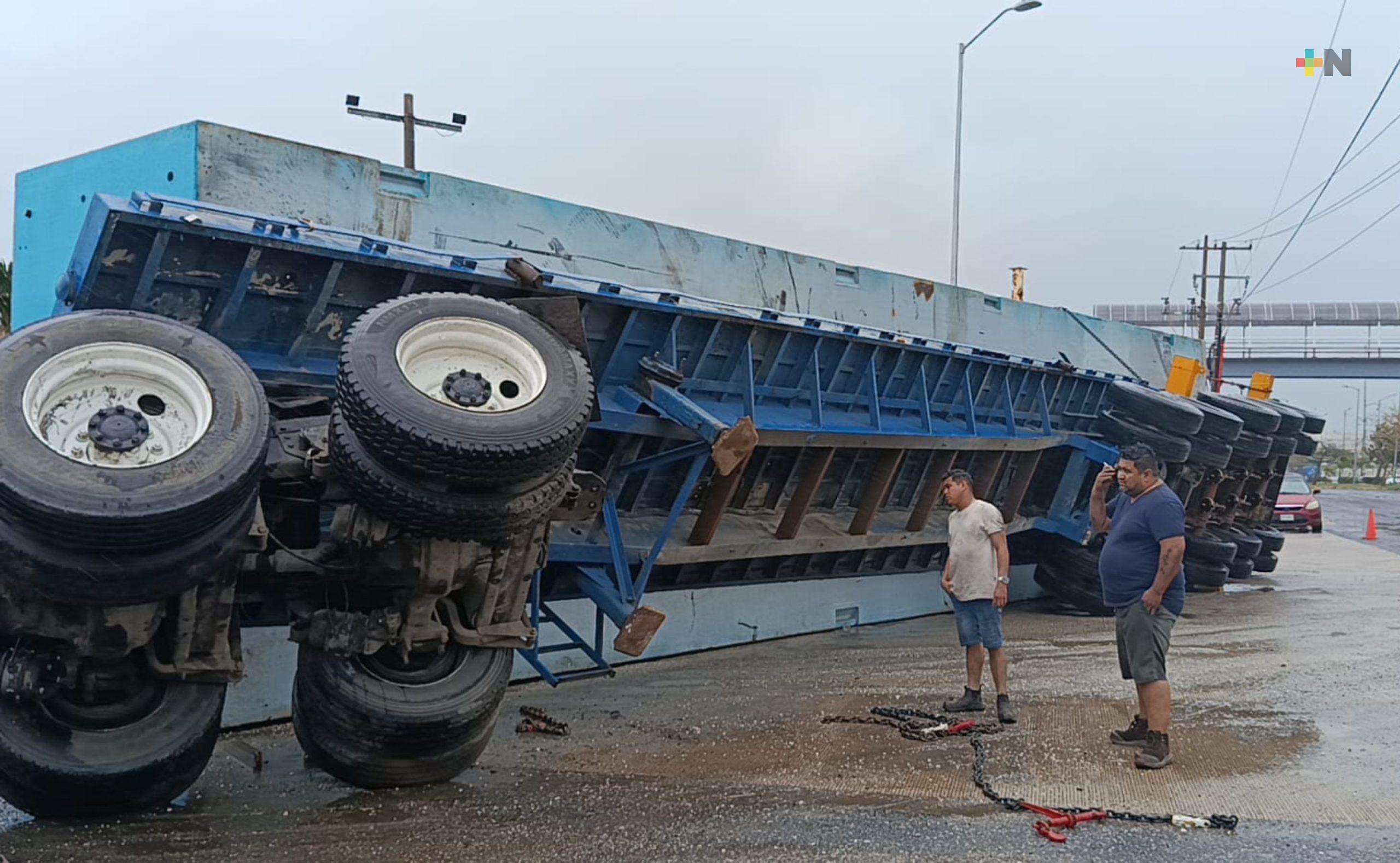 Ruptura de cadenas provoca volcadura de tráiler en Coatza
