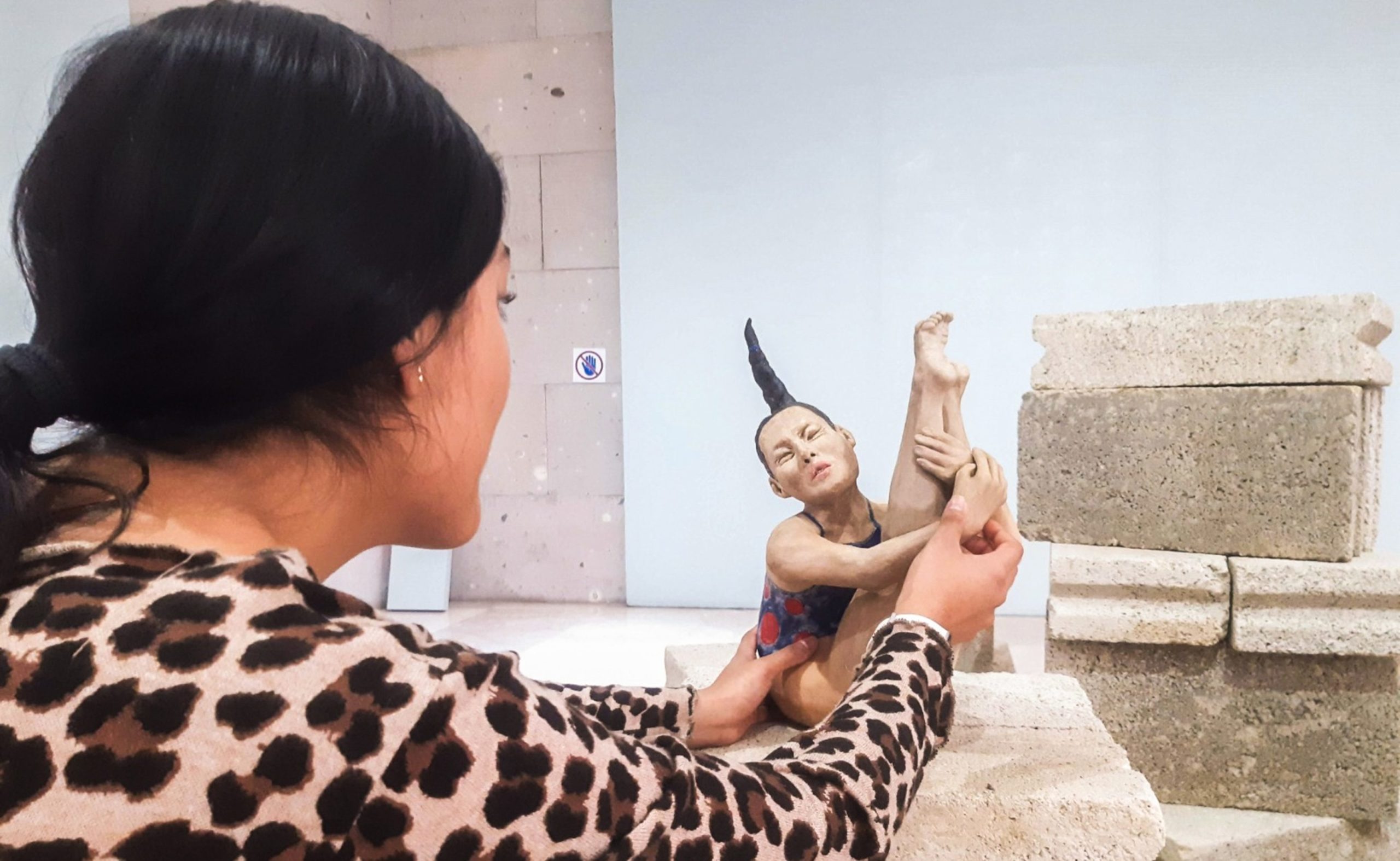 Visibiliza a mujeres deportistas con esculturas de  cerámica