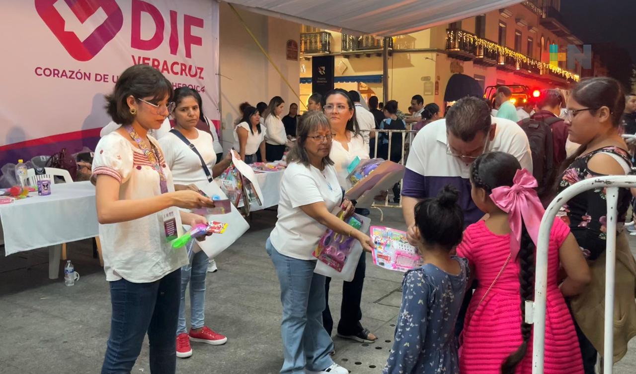 Dif municipal de Veracruz entrega juguetes