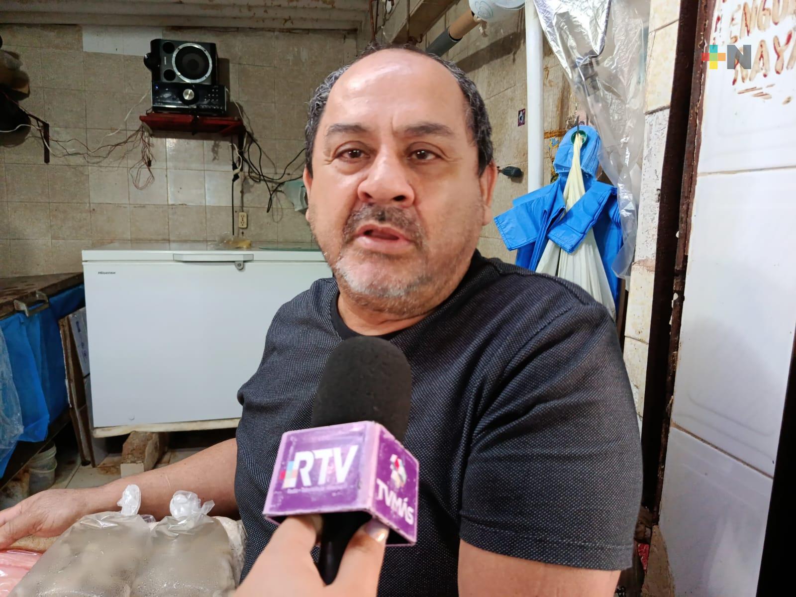 Vendedores de mariscos mantienen precios mientras esperan mejorar ventas en 2026