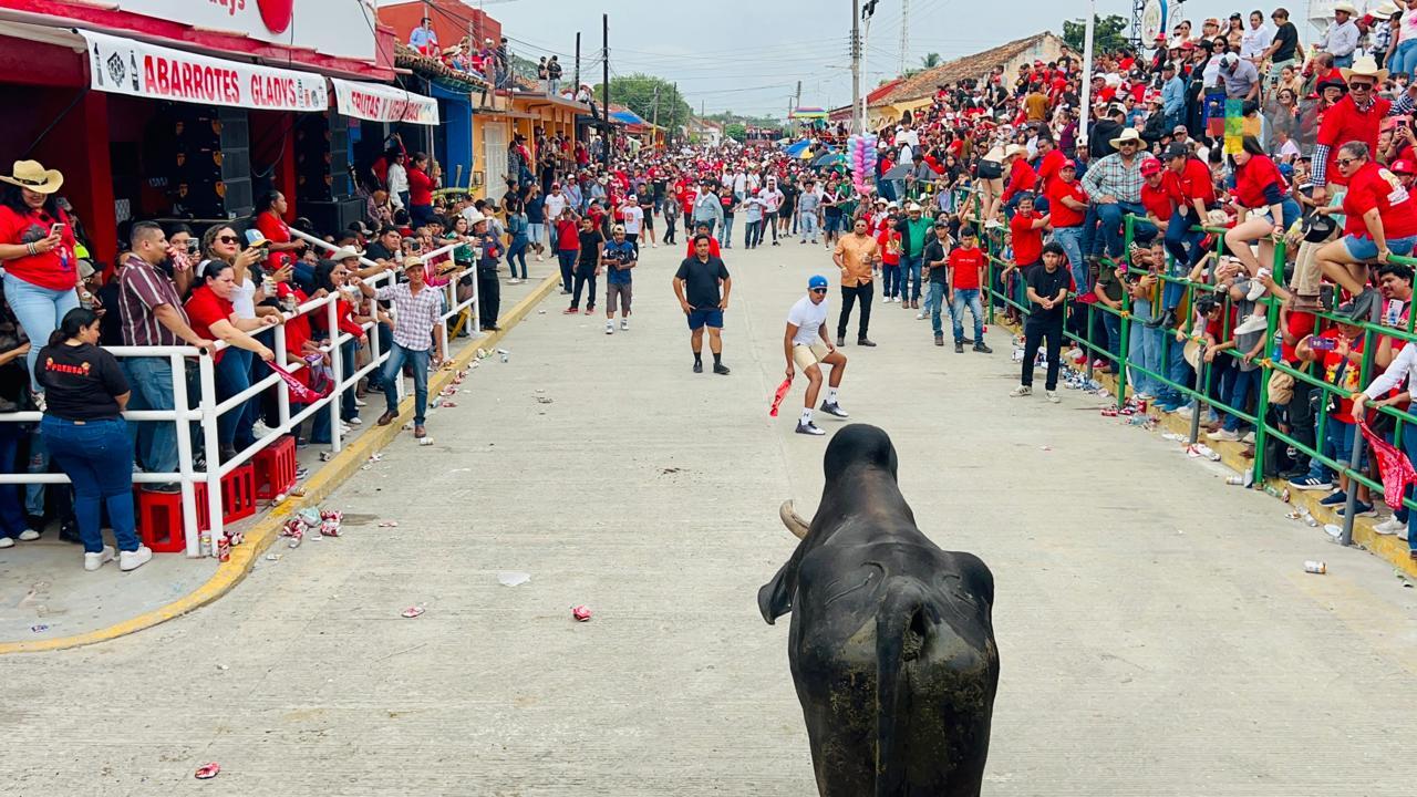 «Celebran suelta de toros en Chacaltianguis con seguridad y respeto animal»