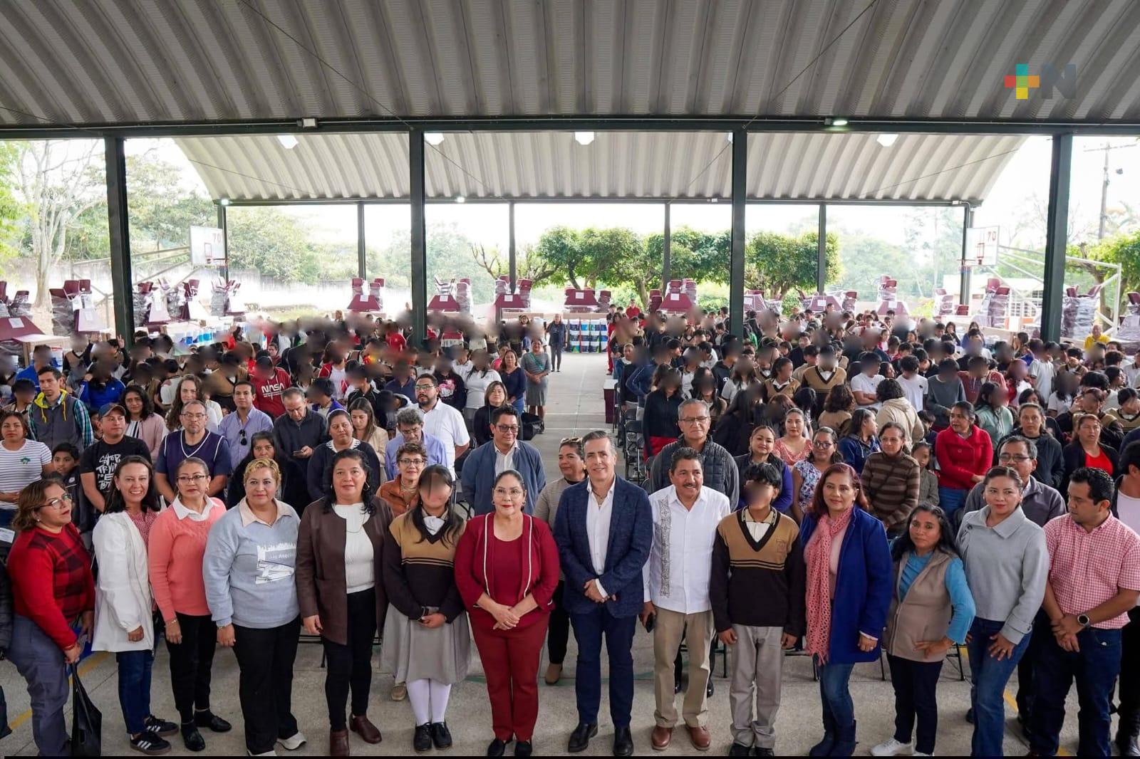 Entrega SEV de apoyos a escuelas de la zona centro