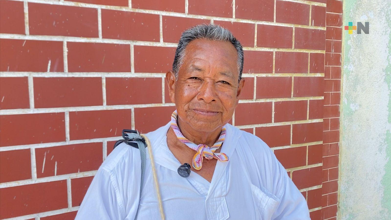 Artesano totonaca mantiene viva la tradición bordadora en Papantla