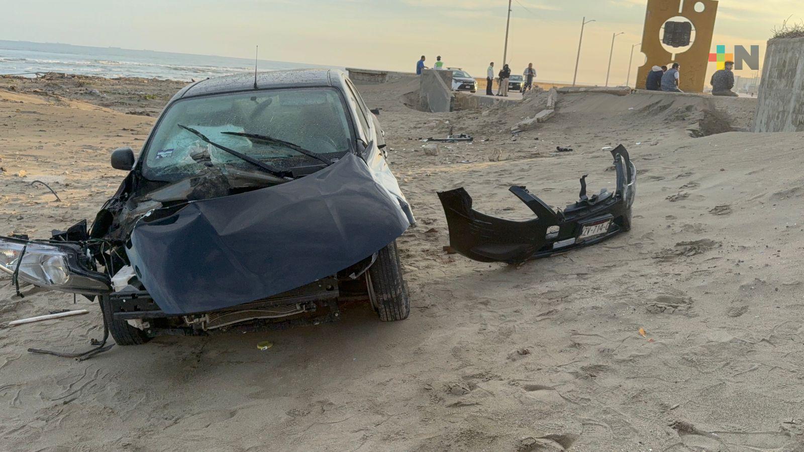 Automóvil termina en la playa de Coatzacoalcos tras perder el control