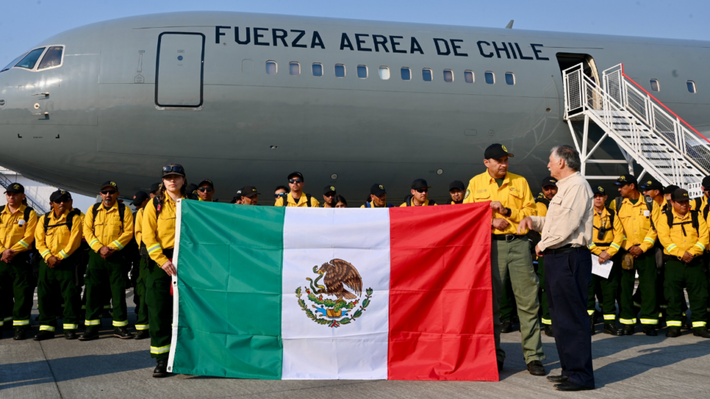 Llegan brigadistas mexicanos a Chile para combatir incendios forestales