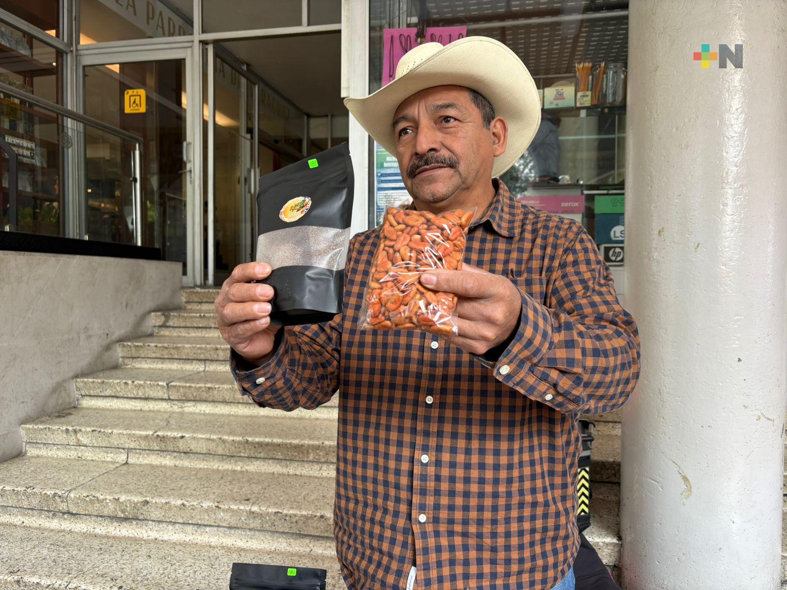 Gracias al apoyo del gobierno estatal, don Gilberto expone la canela de Zozocolco