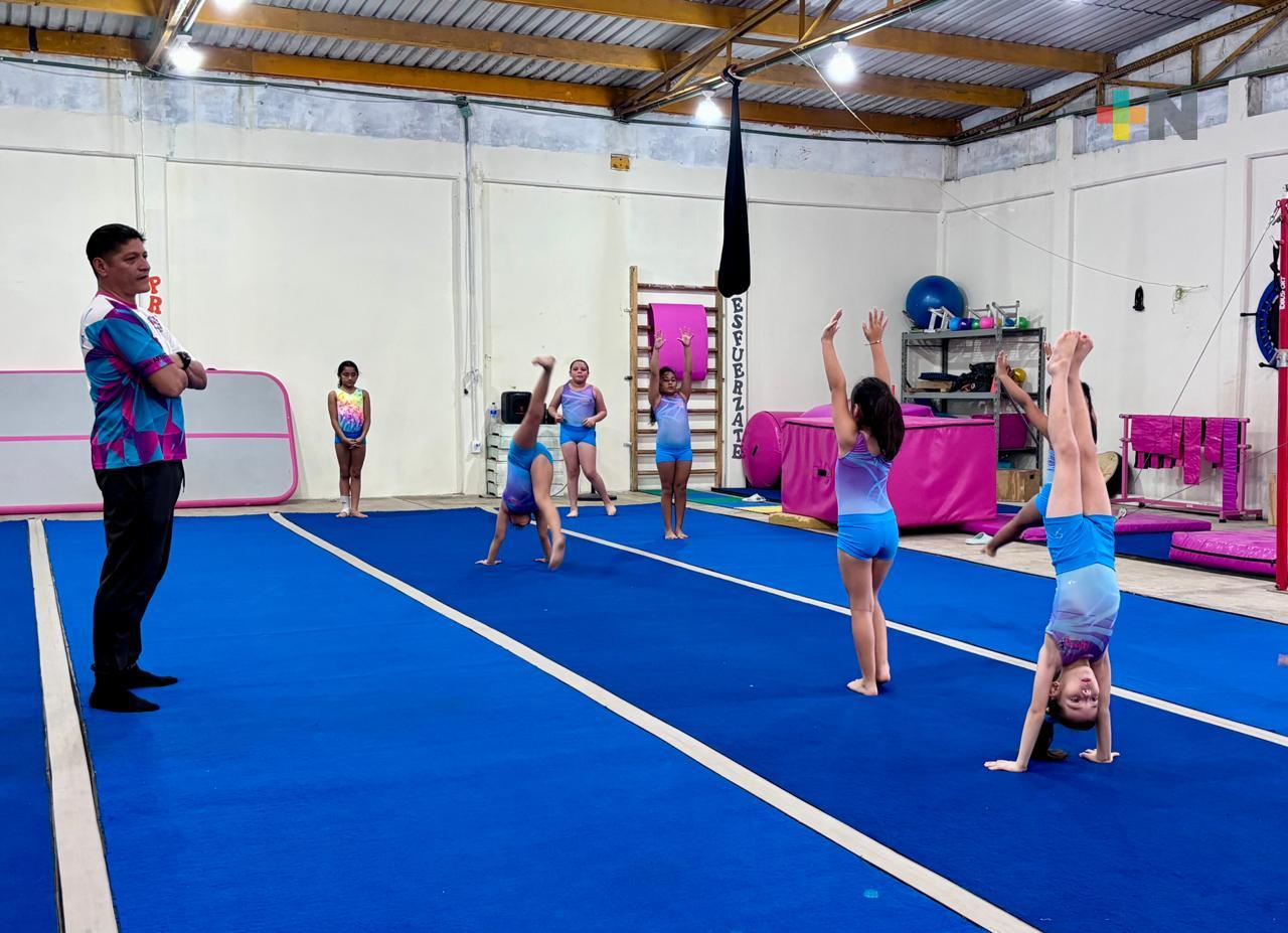 Gimnastas de Coatzacoalcos entrenan para el campeonato estatal 2026