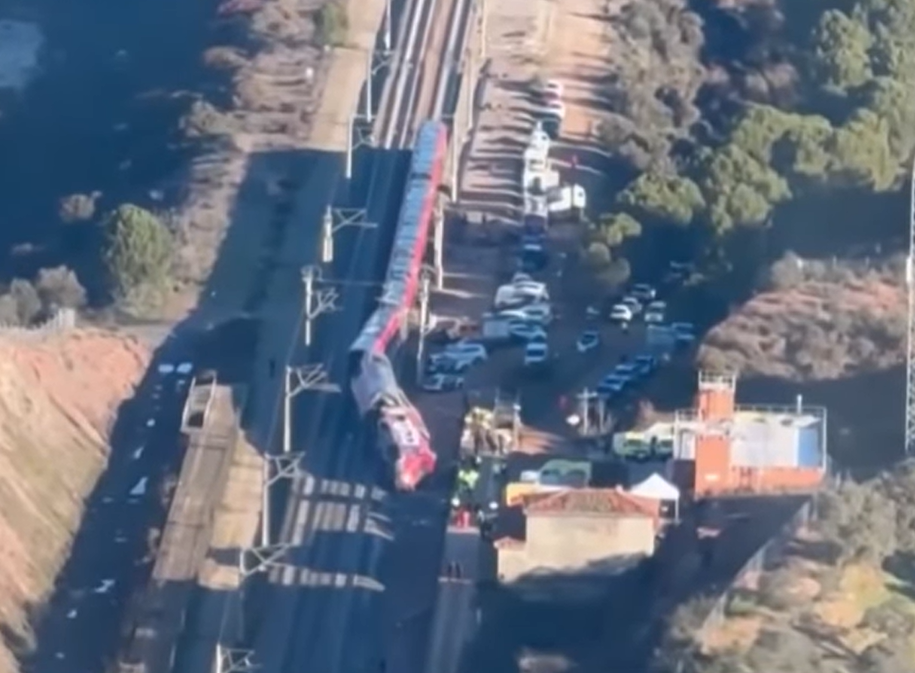 Suman 39 personas muertas tras choque de trenes en España