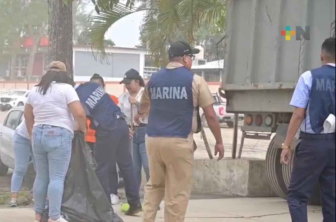 Autoridades y ciudadanos llevan a cabo limpieza de unidad deportiva en Tuxpan