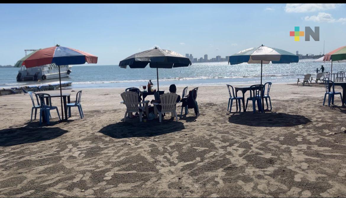 Turistas disfrutan playas del puerto de Veracruz