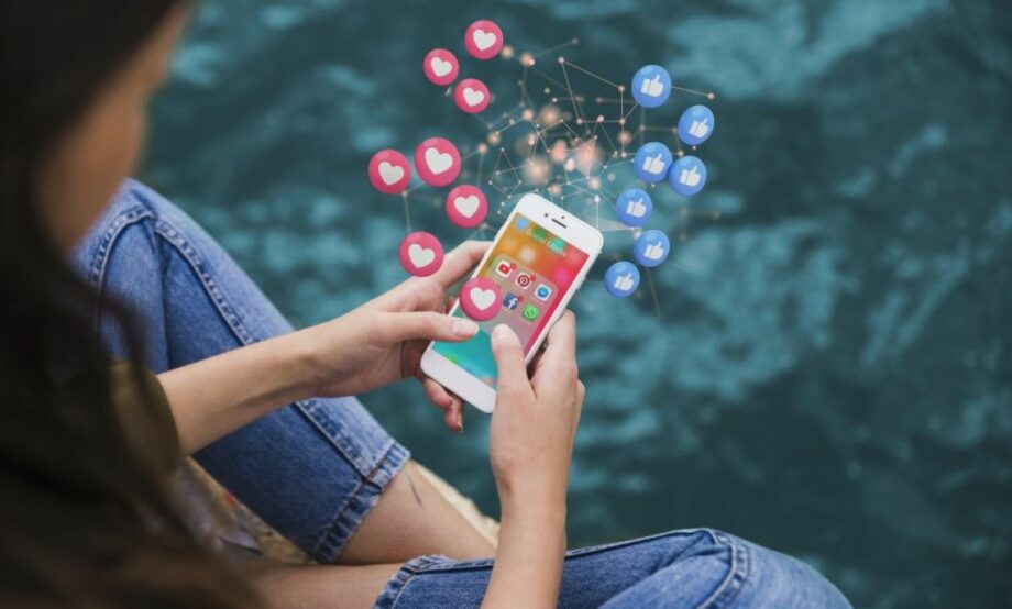 Francia busca prohibir redes sociales a menores de 15 años