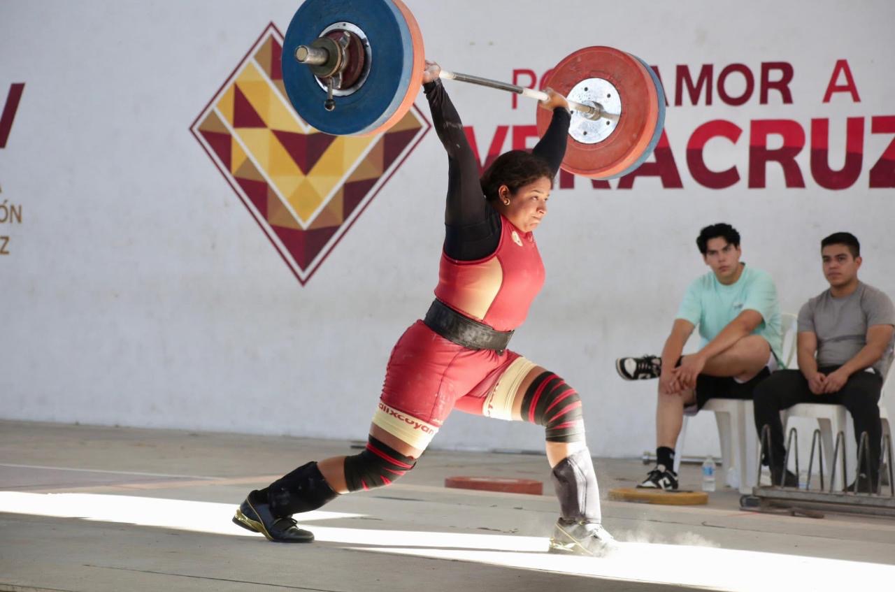 Ángeles Cruz brilla con tres oros en el Estatal de Halterofilia