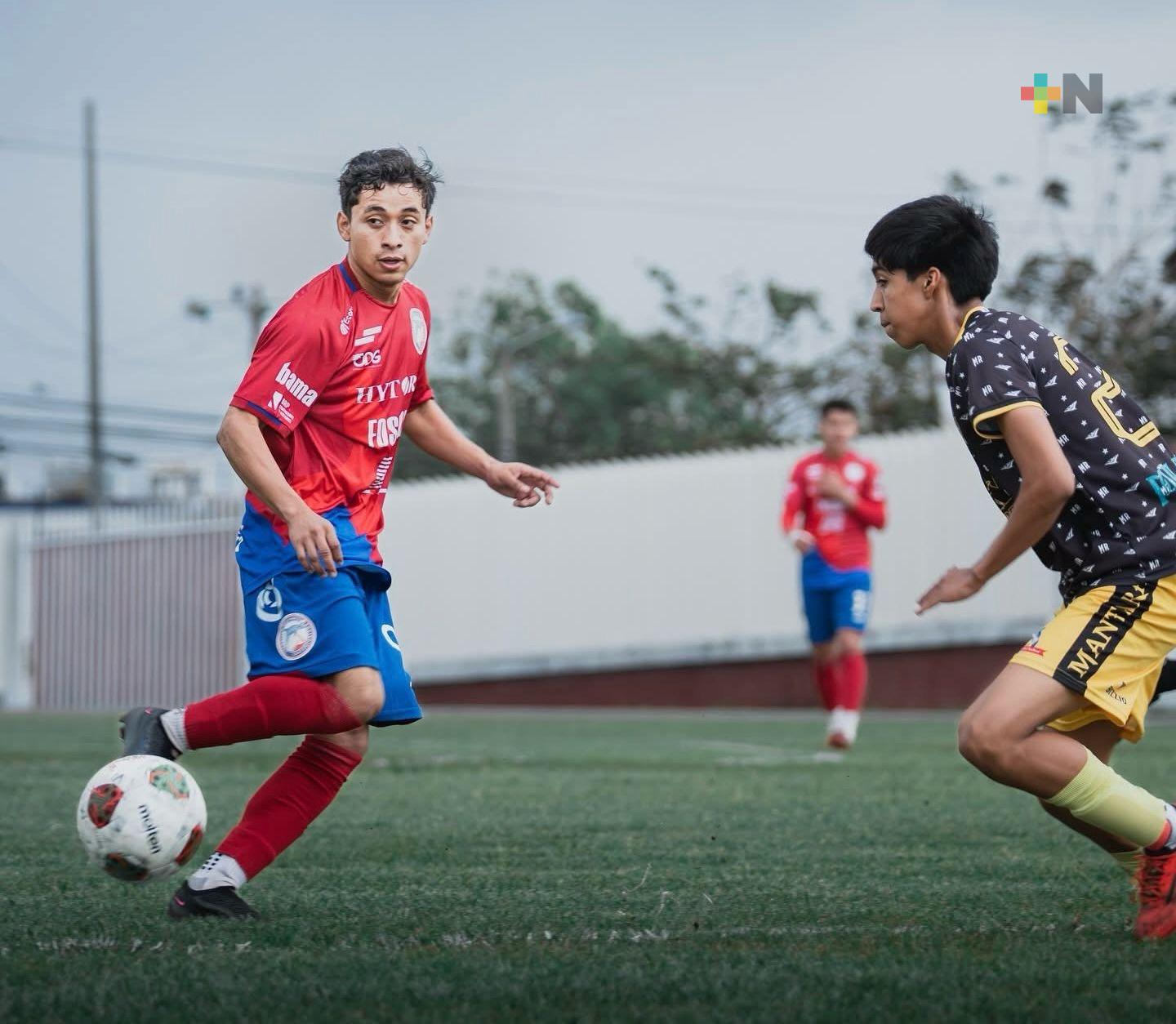 Delfines golean y se afianzan en la parte alta del grupo