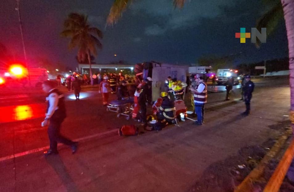 Exceso de velocidad habría provocado volcadura de urbano en Veracruz puerto