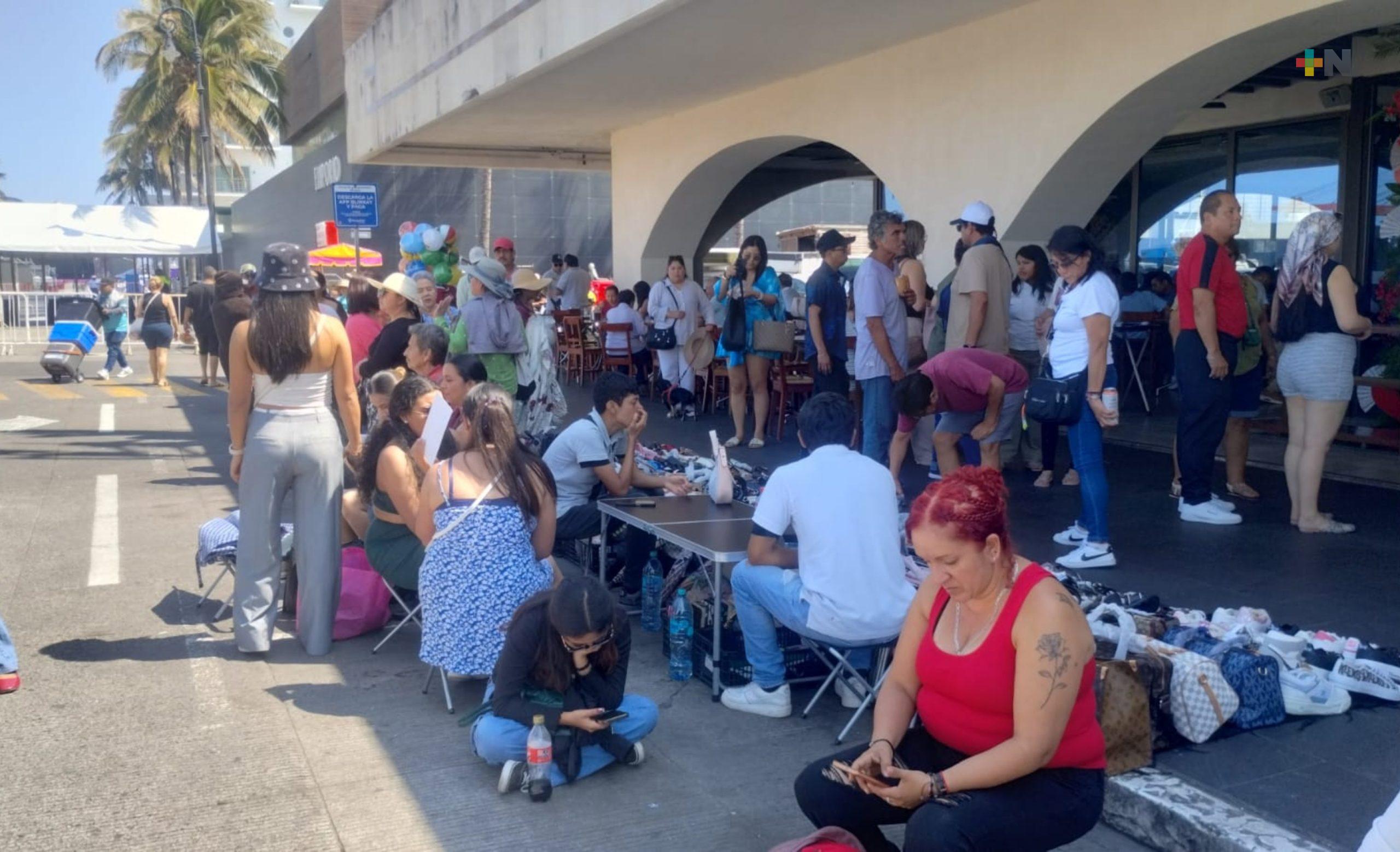 Así las filas para ver a la Banda MS en la macroplaza de Veracruz