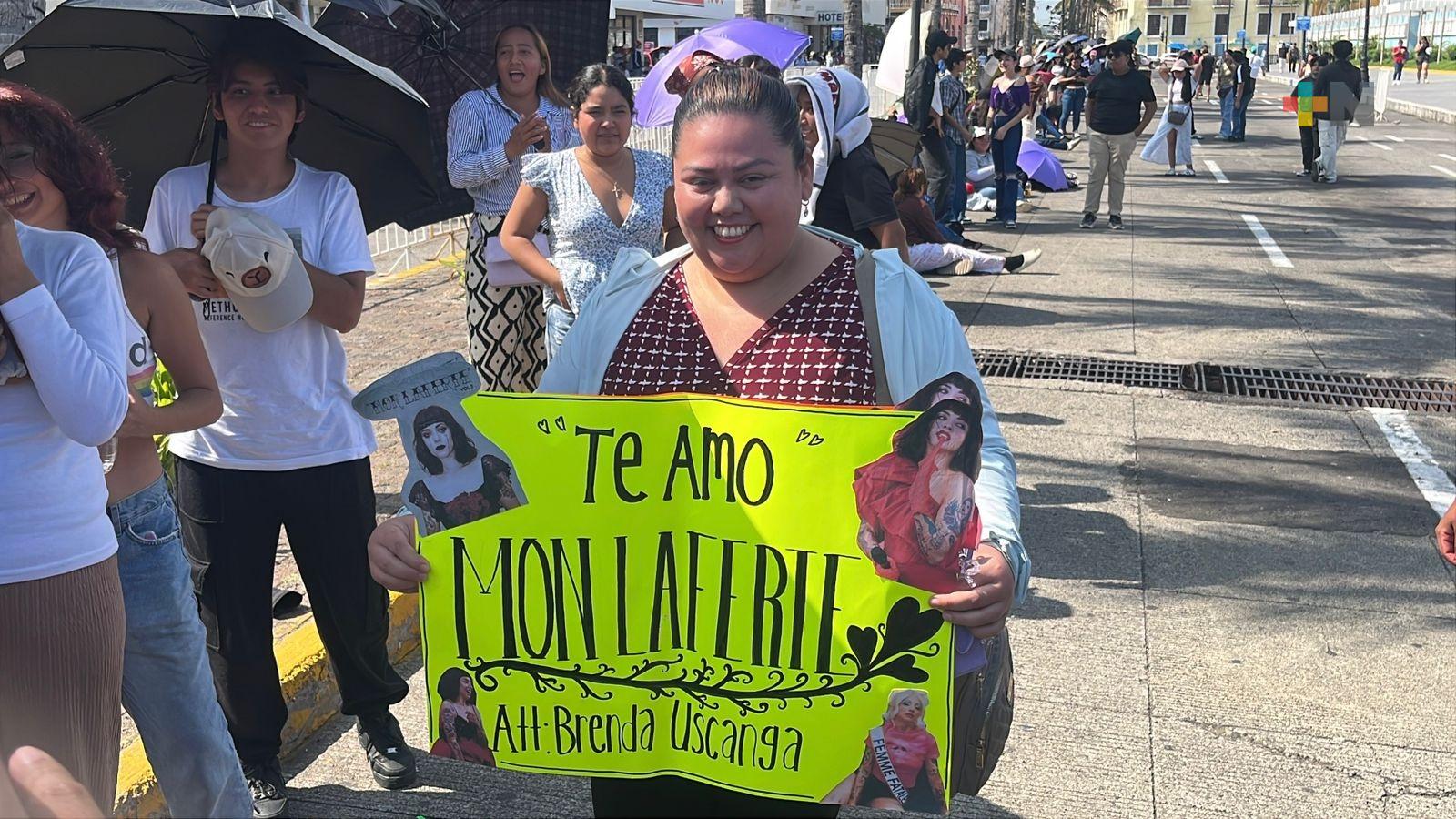 Largas filas para el concierto de Mon Laferte en Veracruz puerto