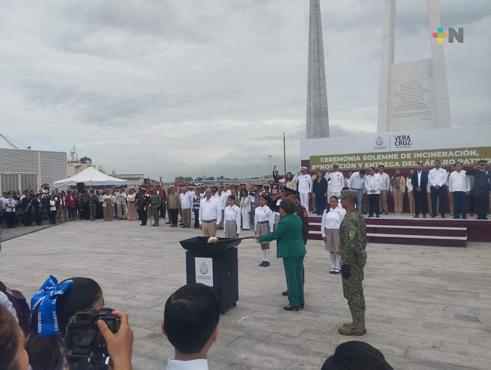 Ceremonia de incineración y entrega de lábaro patrio a escuelas en municipio de Veracruz