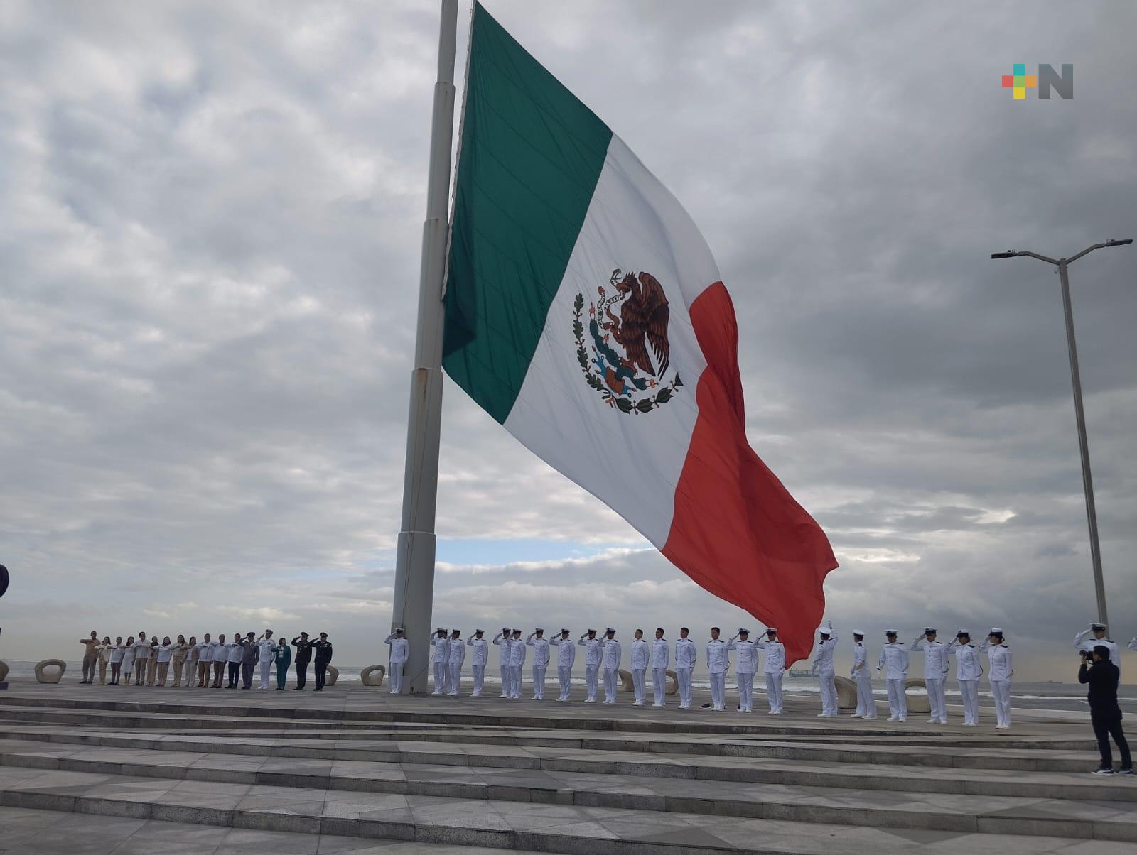 Conmemoran el Día de la Bandera Nacional en Veracruz puerto