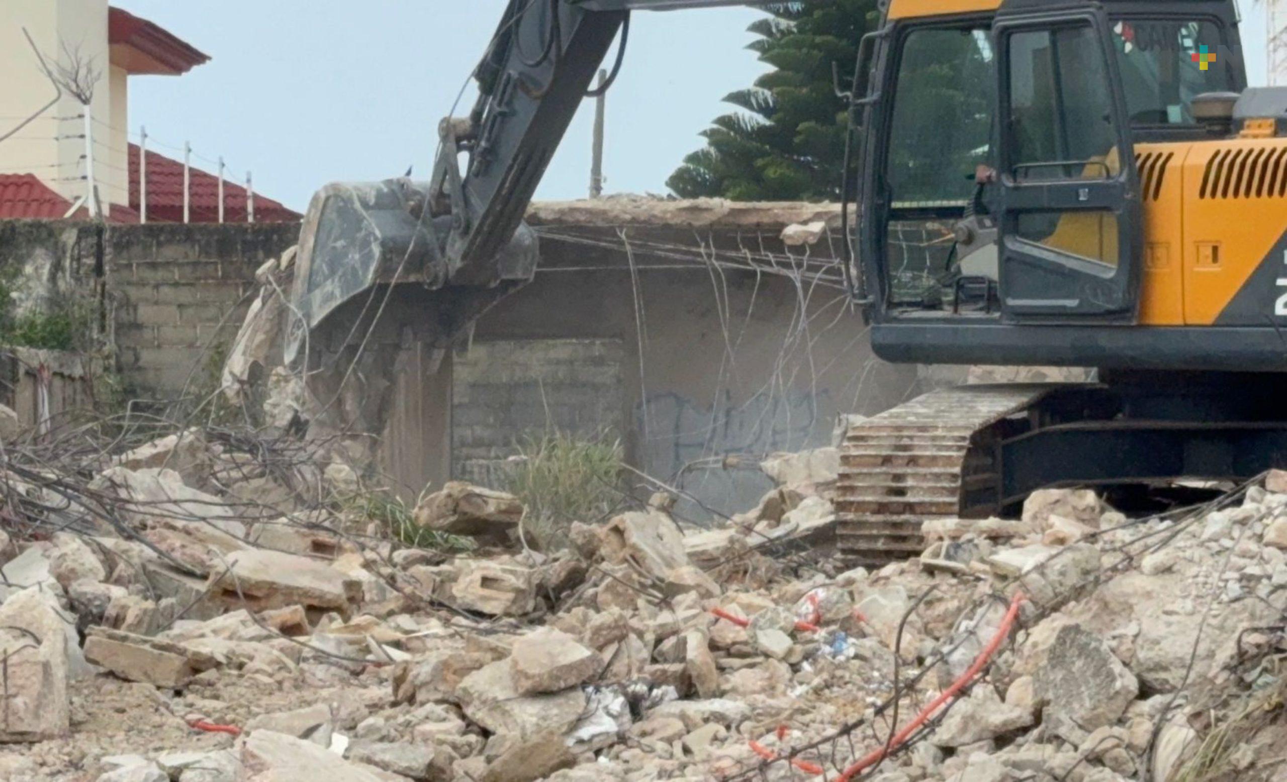 Continúa demolición de edificios abandonados en Coatzacoalcos
