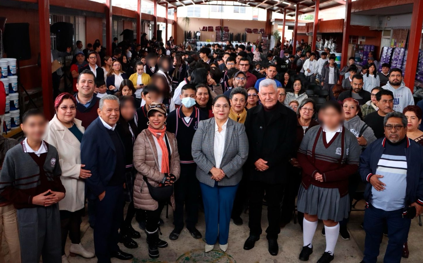 Entrega SEV pantallas, mobiliario y material de mantenimiento a escuelas de Xalapa