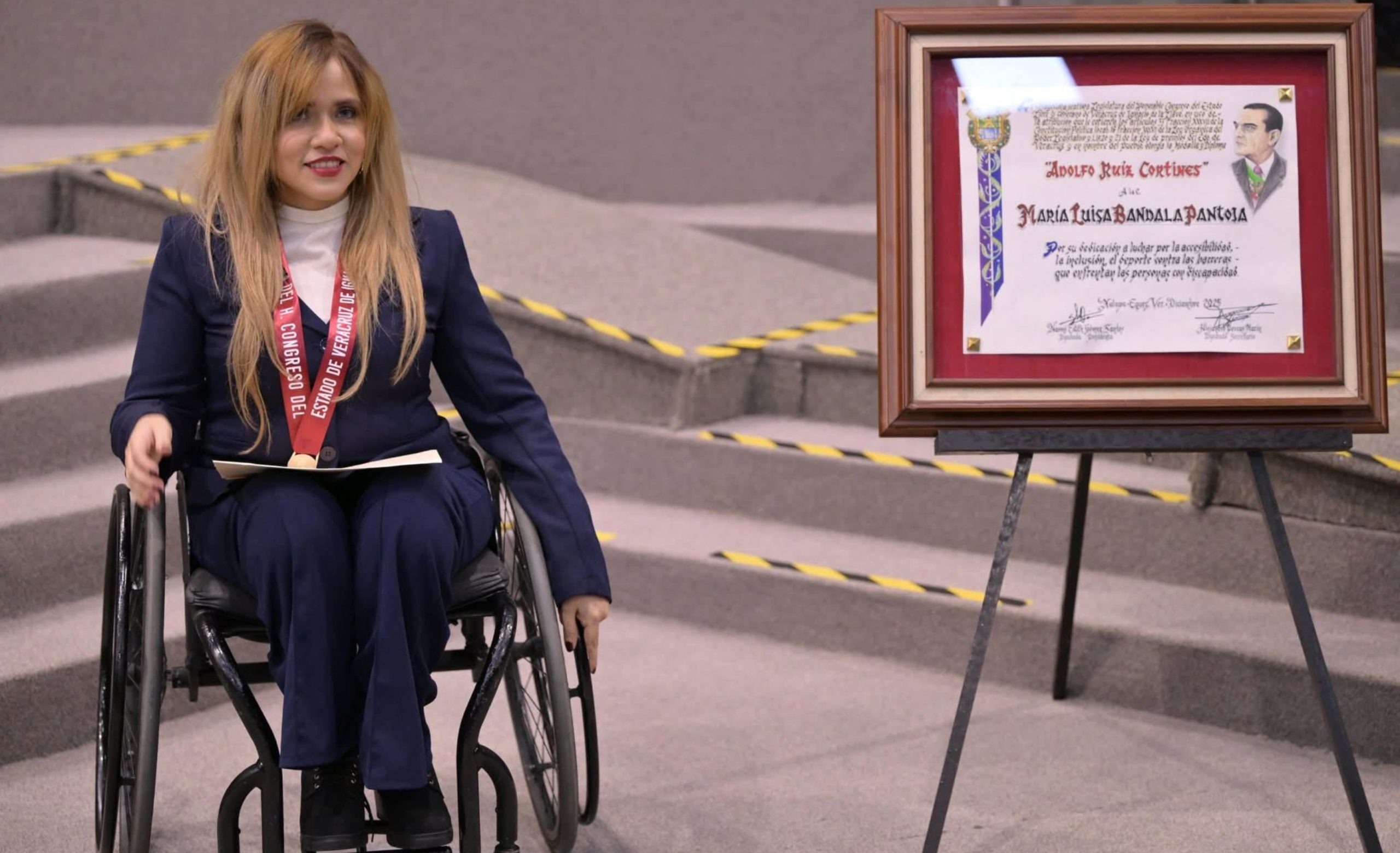 Entregan medalla Adolfo Ruiz Cortines a María Luisa Bandala