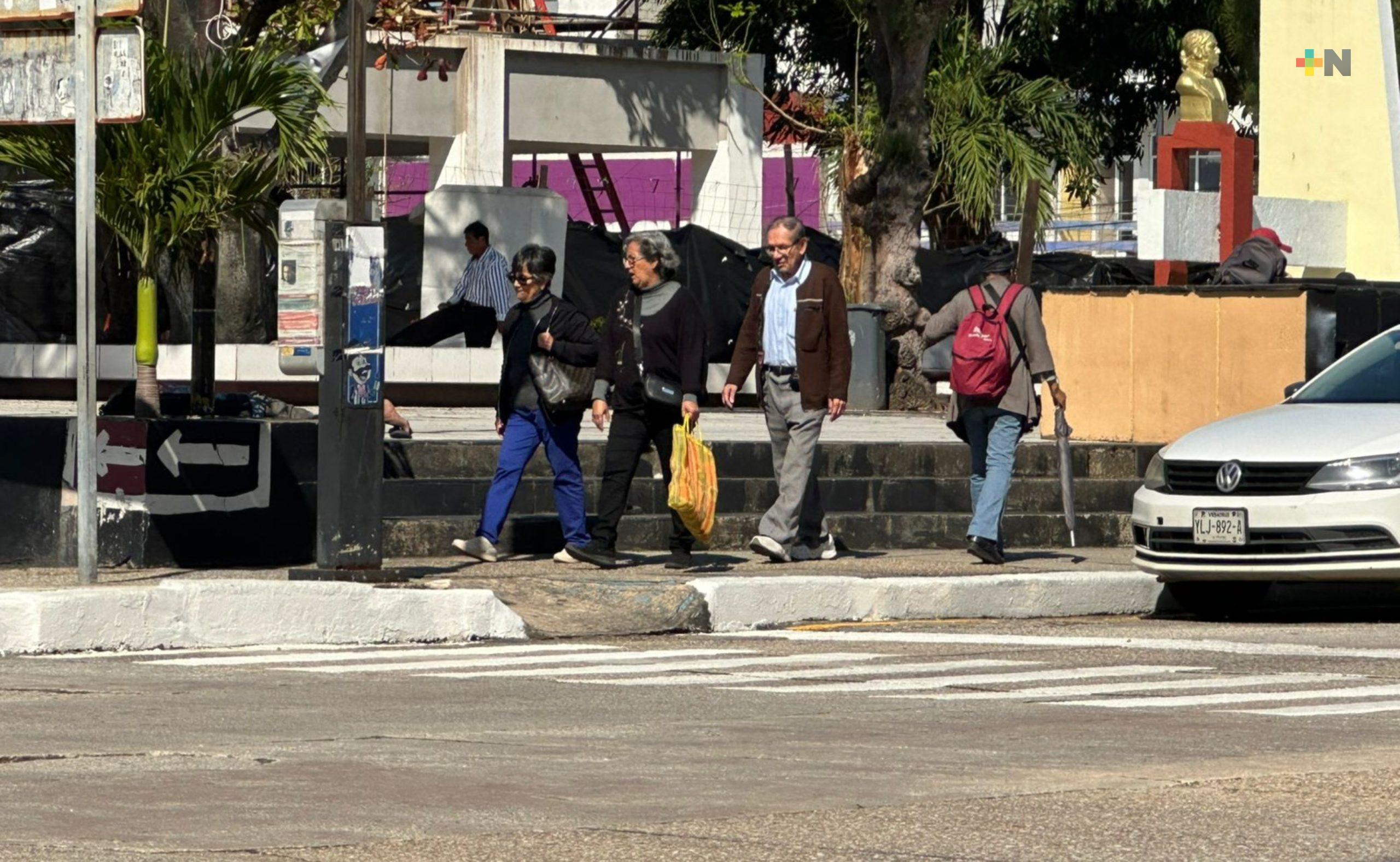 Habitantes de Coatza se abrigan ante bajas temperaturas