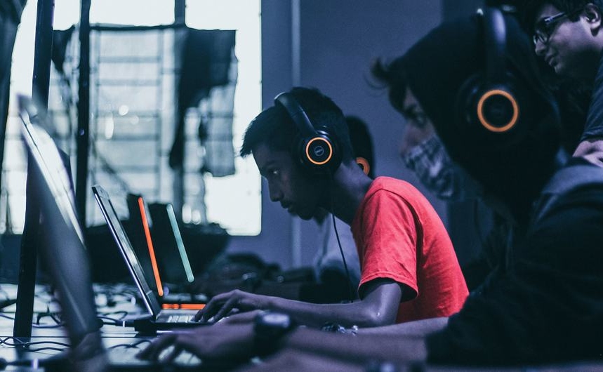 Músicos, cineastas, escritores y otros artistas perderán hasta un 24% de sus ingresos por la IA en 2028