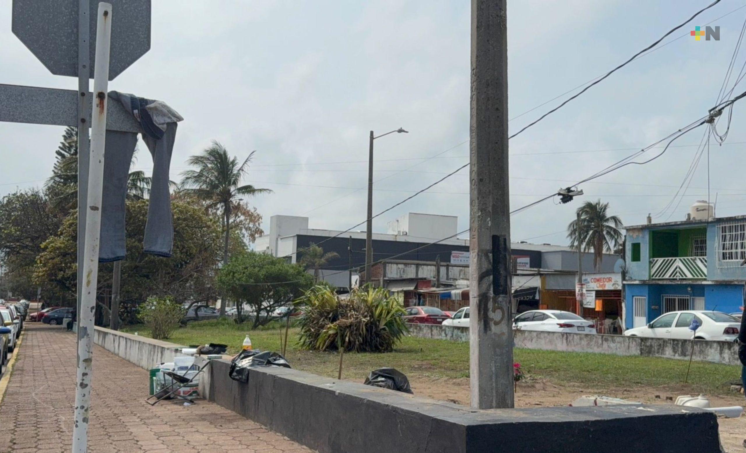 Personas en situación de calle invaden espacios públicos de Coatza