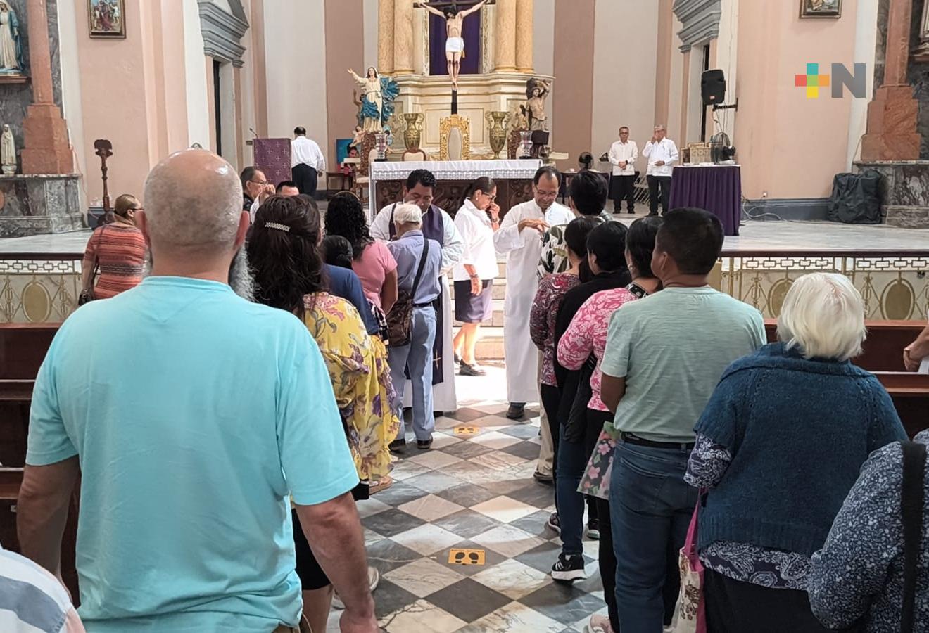 Decenas de feligreses asisten a la imposición de ceniza en Veracruz puerto