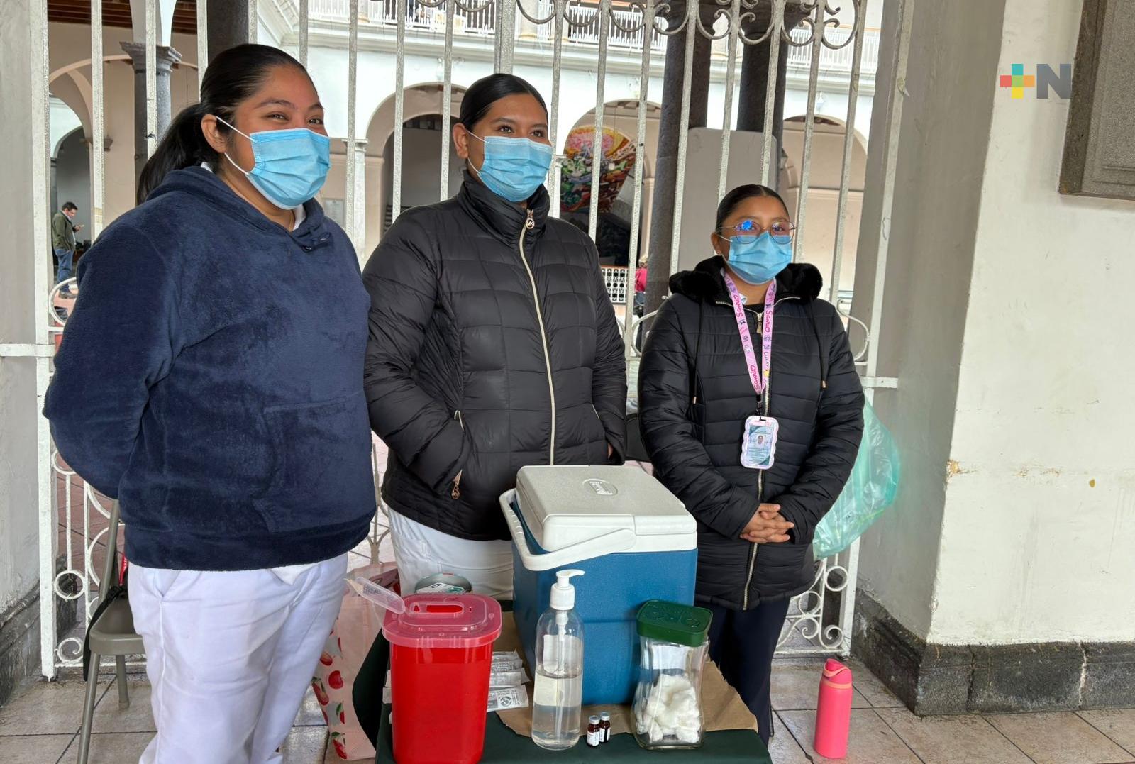 Instalan módulo de vacunación en bajos de palacio municipal de Coatepec