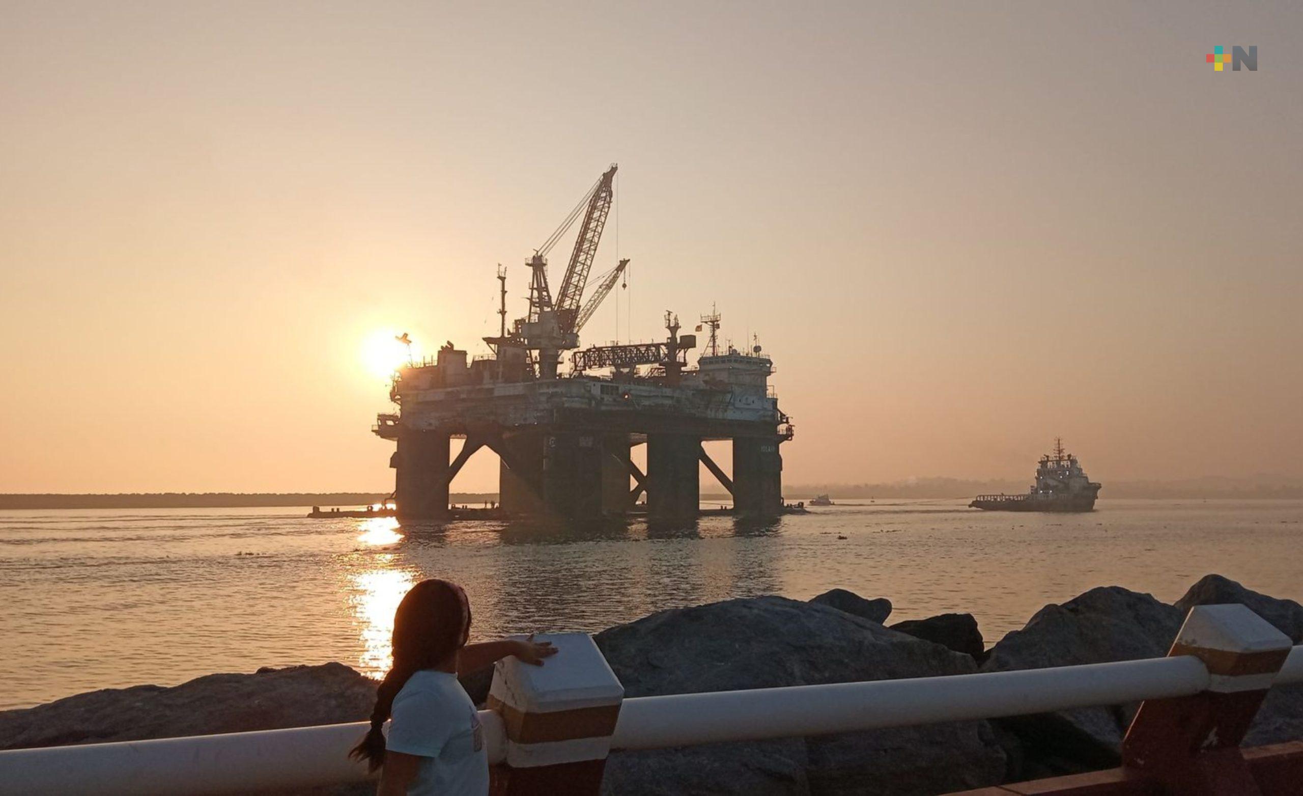 Plataforma petrolera arriba a puerto de Coatzacoalcos