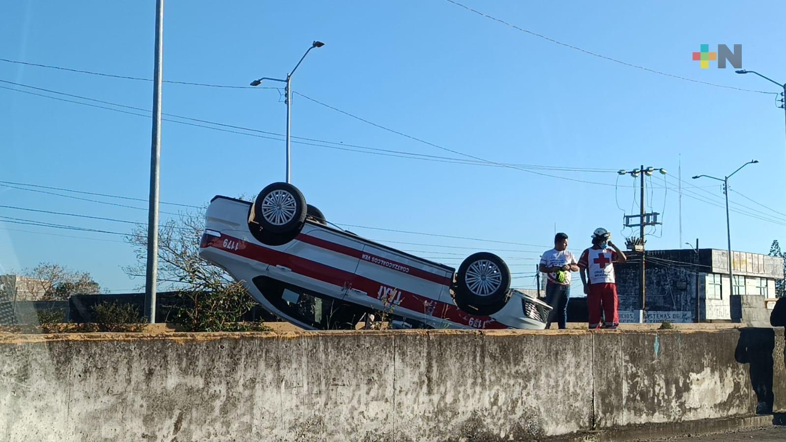Taxista resulta lesionado tras volcar unidad que conducía