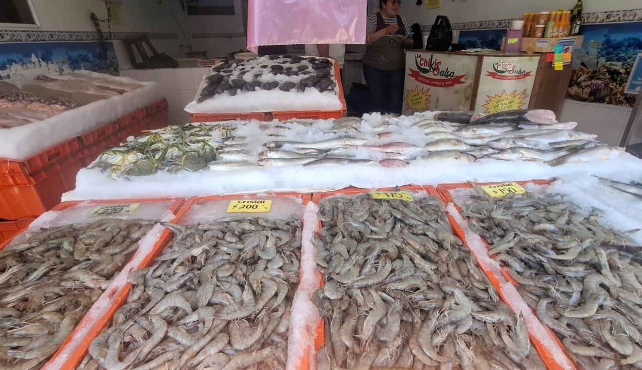 En Xalapa, comerciantes de pescados y mariscos se preparan para la Cuaresma