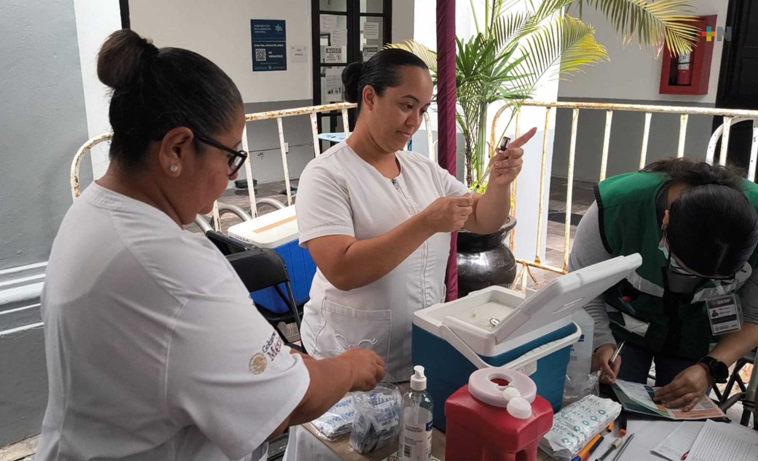 Ciudadanía acude a vacunarse en edificio Trigueros de Veracruz