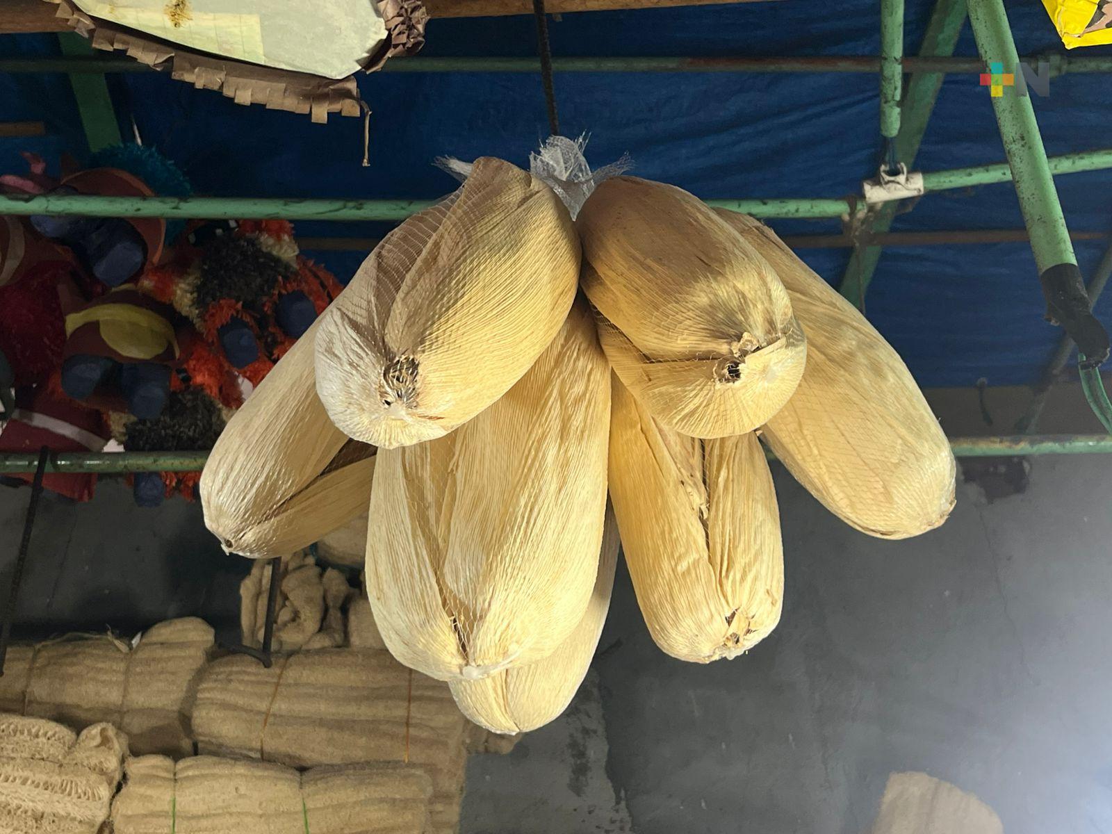 Acuden al mercado Hidalgo a comprar todo para los tamales