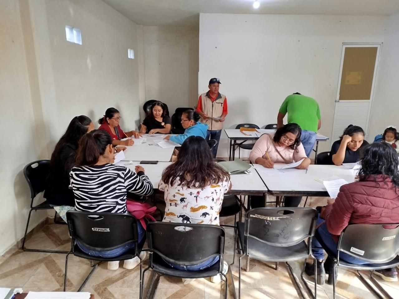 Integra IVEA a más voluntarios a las tareas de educación para adultos