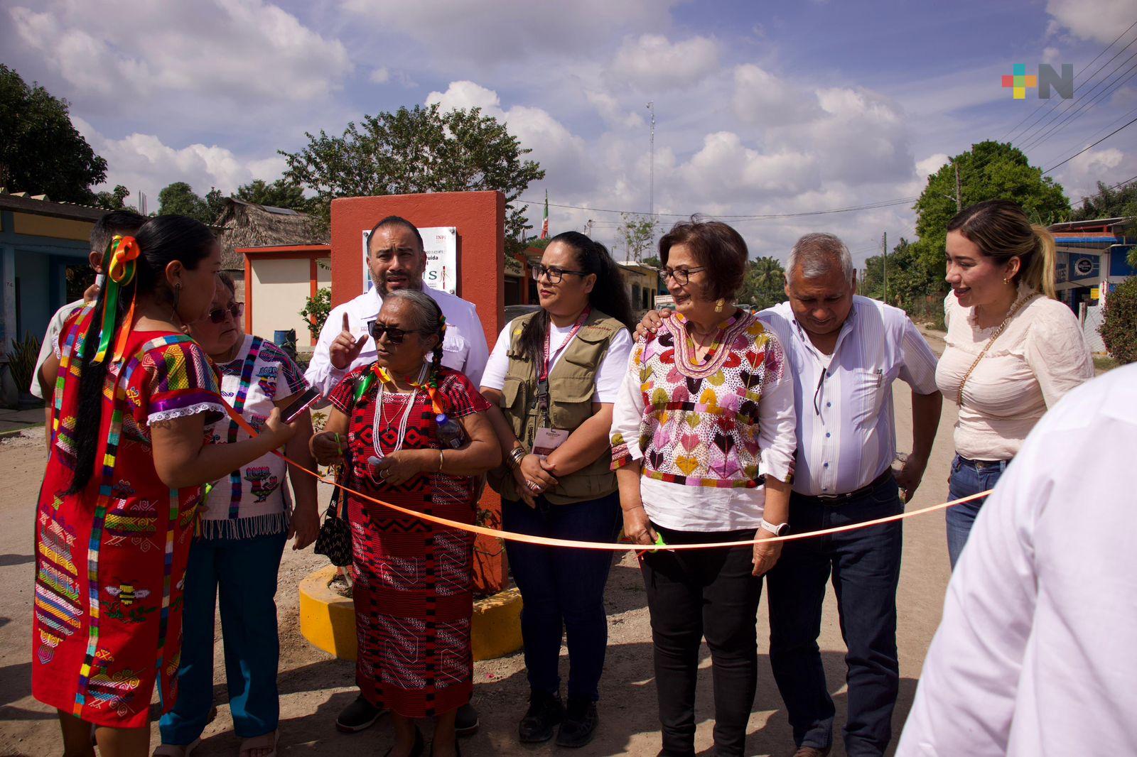 Reconocimiento indígena y justicia social: comunidades chinantecas agradecen respaldo federal y estatal.