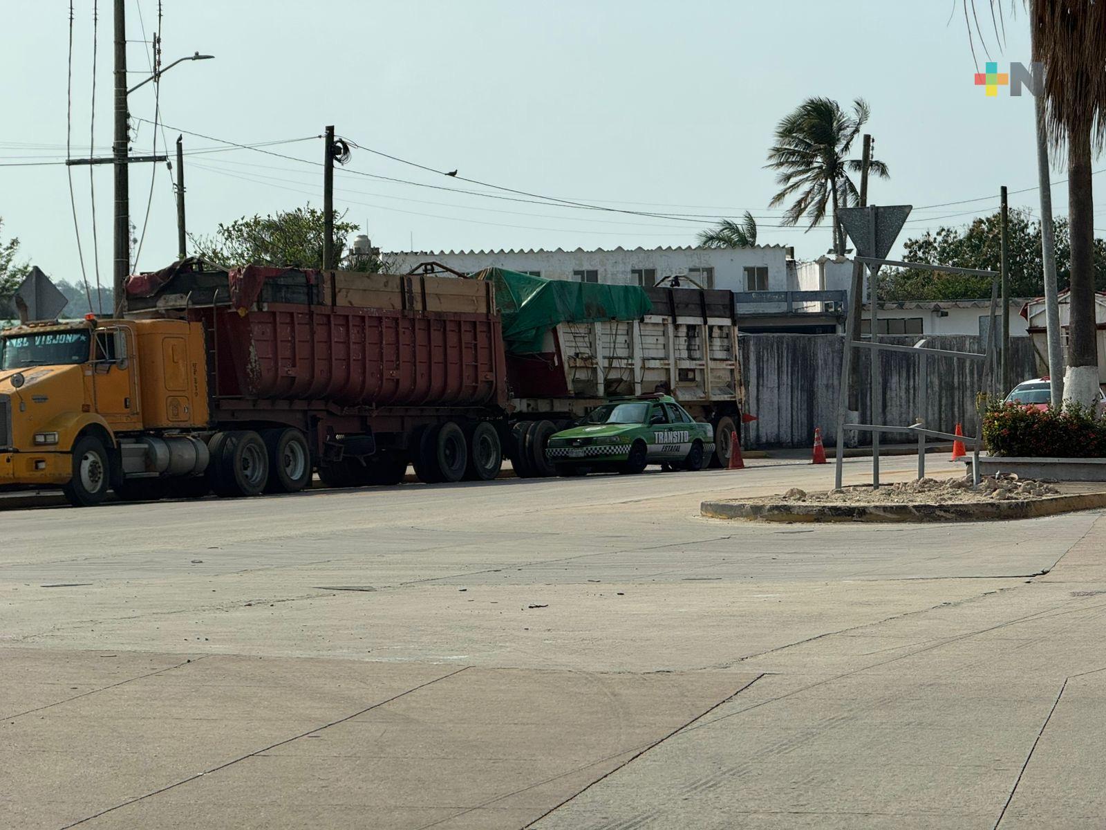 Suspenden paso de doble remolque en el puente Coatzacoalcos I