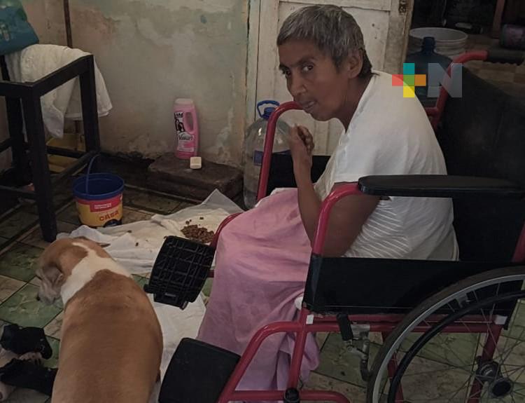 Ciudadanas atienden a adulta mayor en condición de abandono en Veracruz puerto