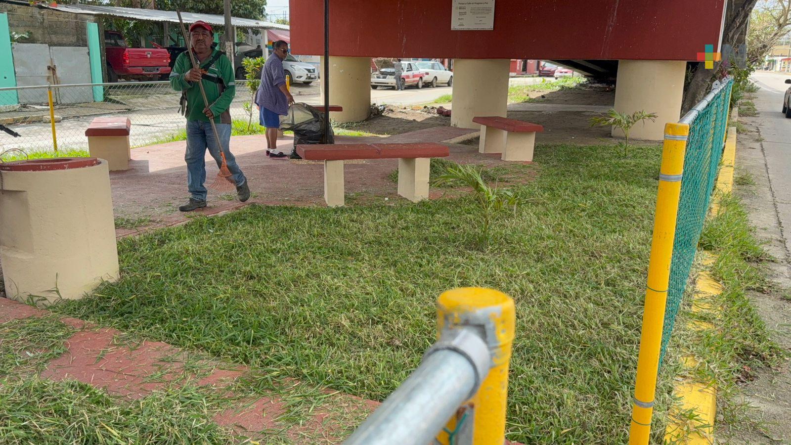 Vecinos de Coatzacoalcos piden intervención en parque bajo el puente de Avenida Uno