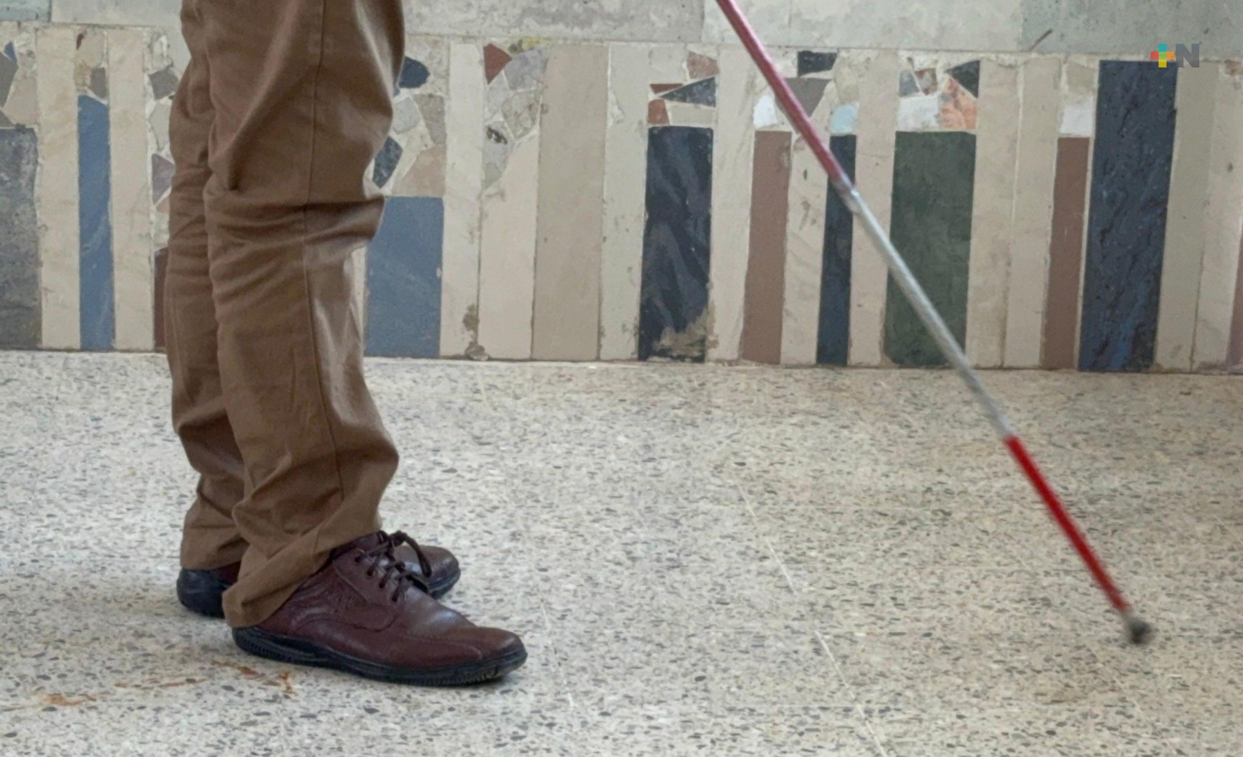 Uso de bastón blanco no garantiza independencia a personas con discapacidad visual