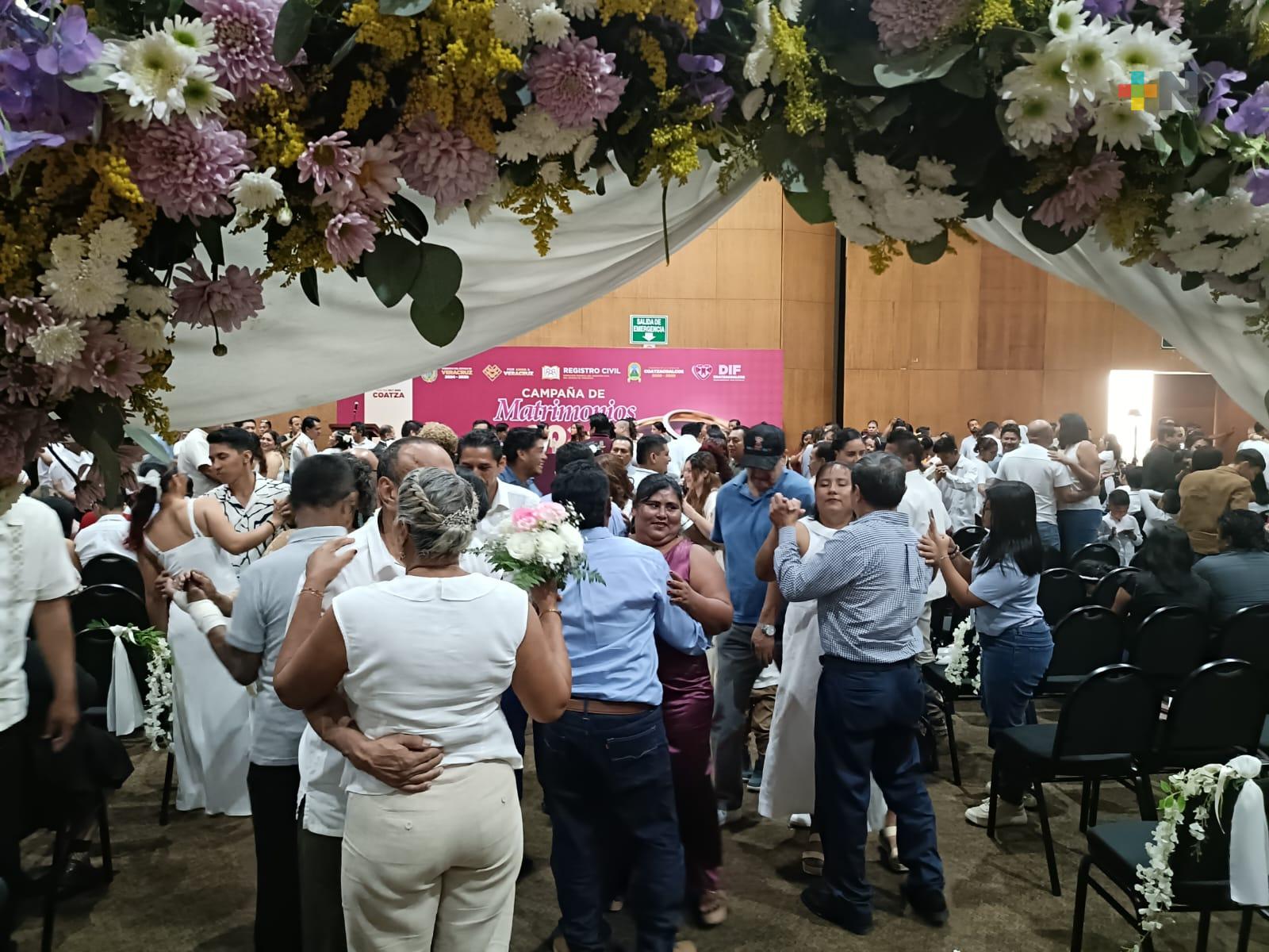 Más de 200 parejas se dijeron el “Sí” en la boda colectiva de Coatzacoalcos
