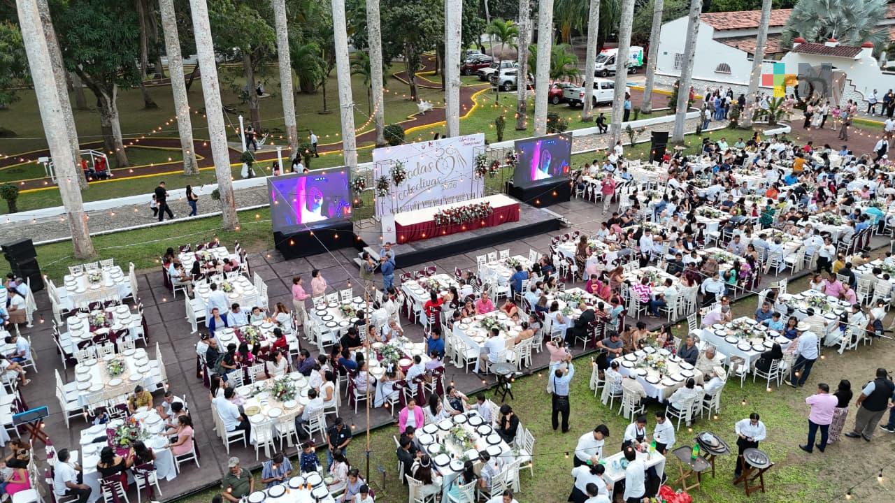 Más de 150 parejas formalizaron su unión en boda colectiva en Martínez de la Torre