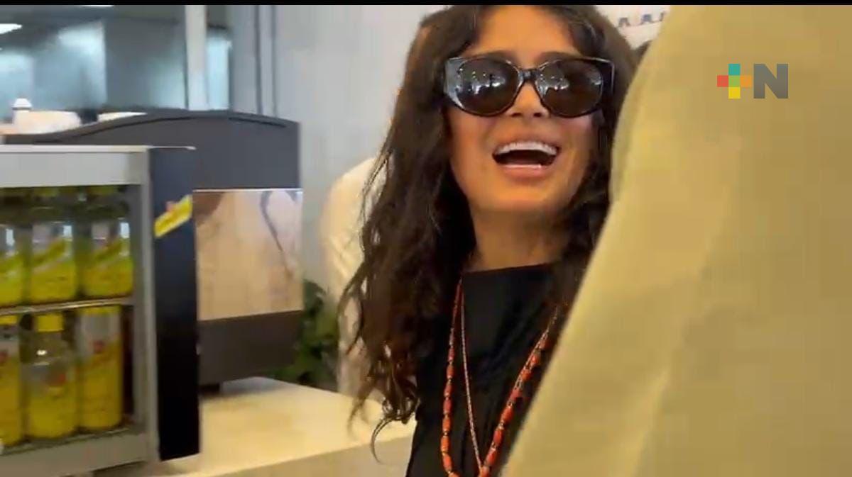 Salma Hayek visita café del bulevar Ruiz Cortines en Veracruz