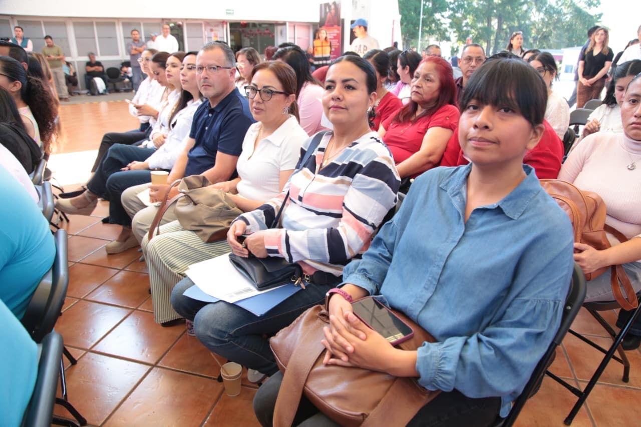 Distribuye SEV más de 10 mil paquetes escolares y equipo de cómputo