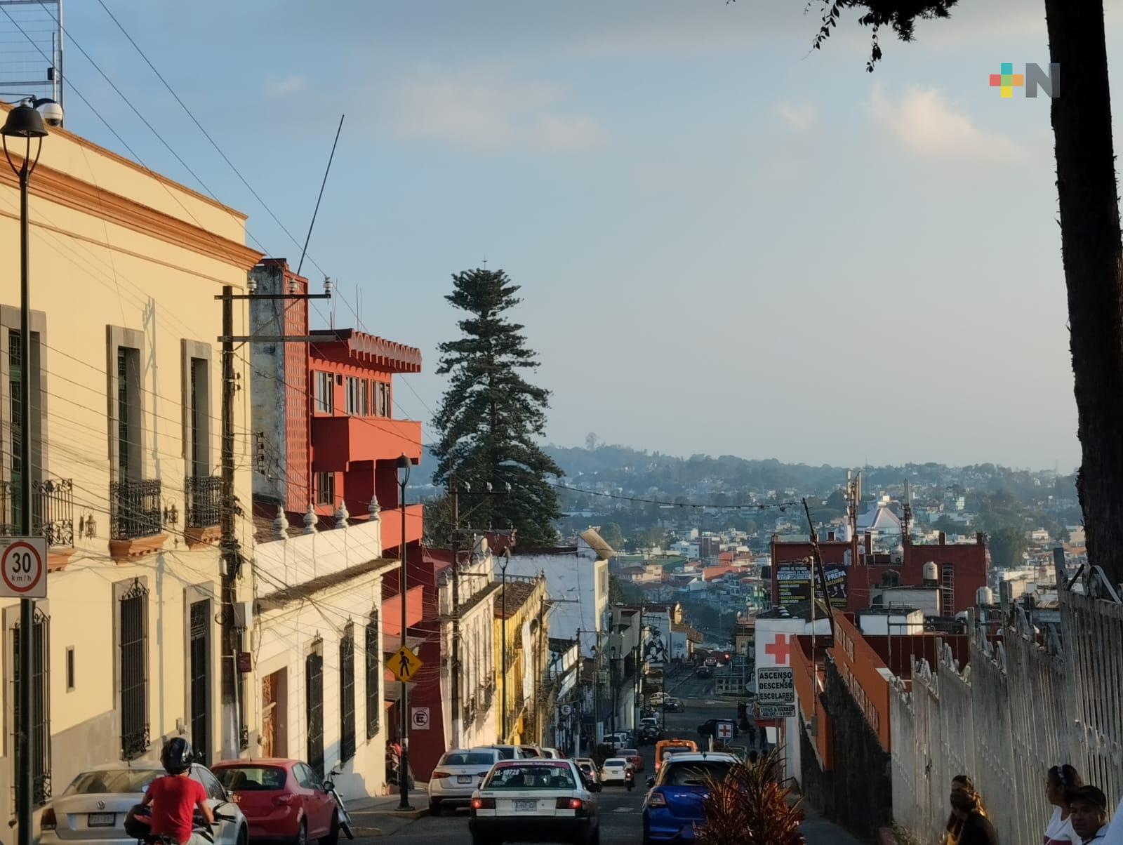 Ambiente caluroso con noches frías y probabilidad de heladas en zonas de montaña